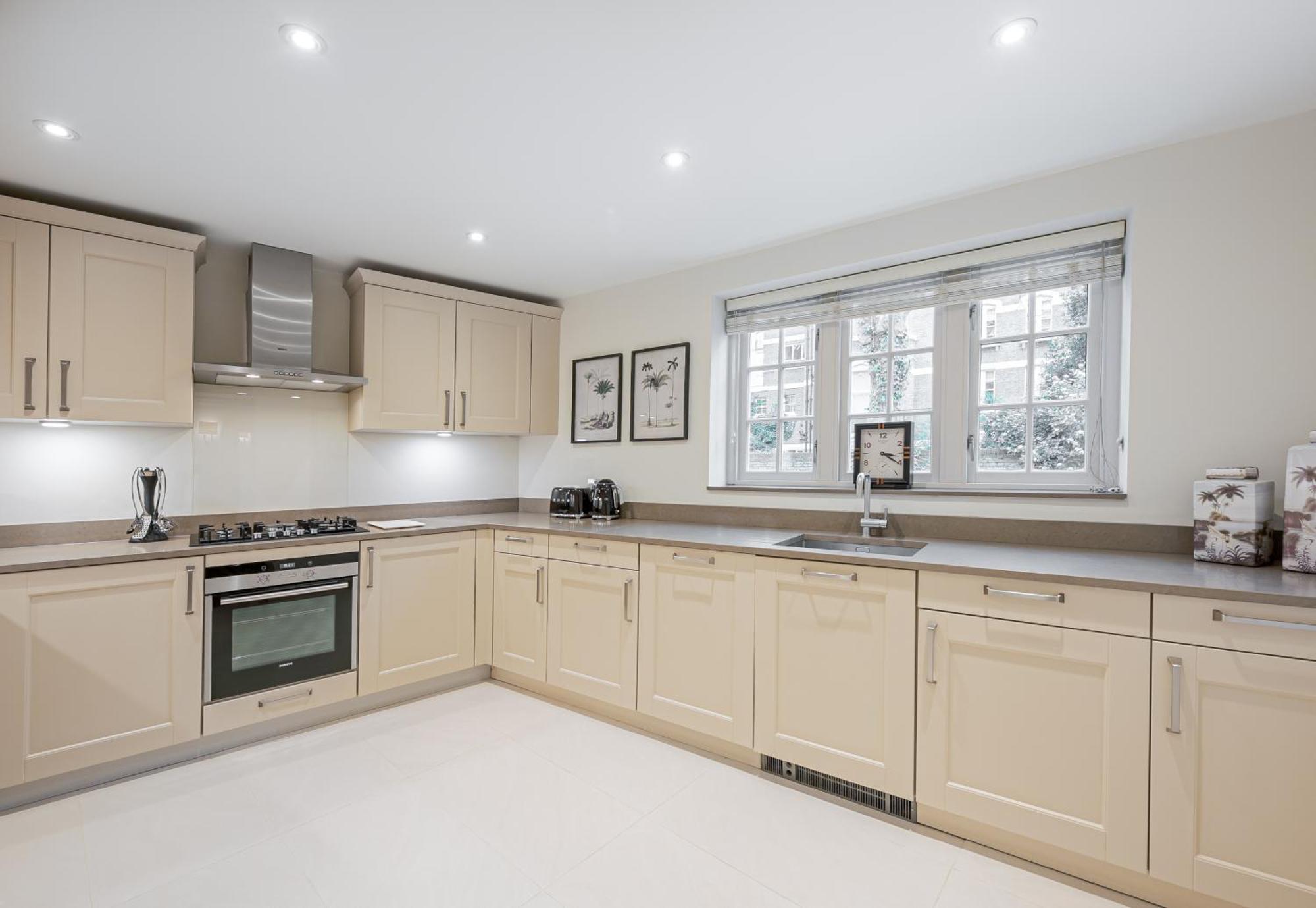 Modern 3 Bedroom Luxury House With Garage In Central London Exterior photo