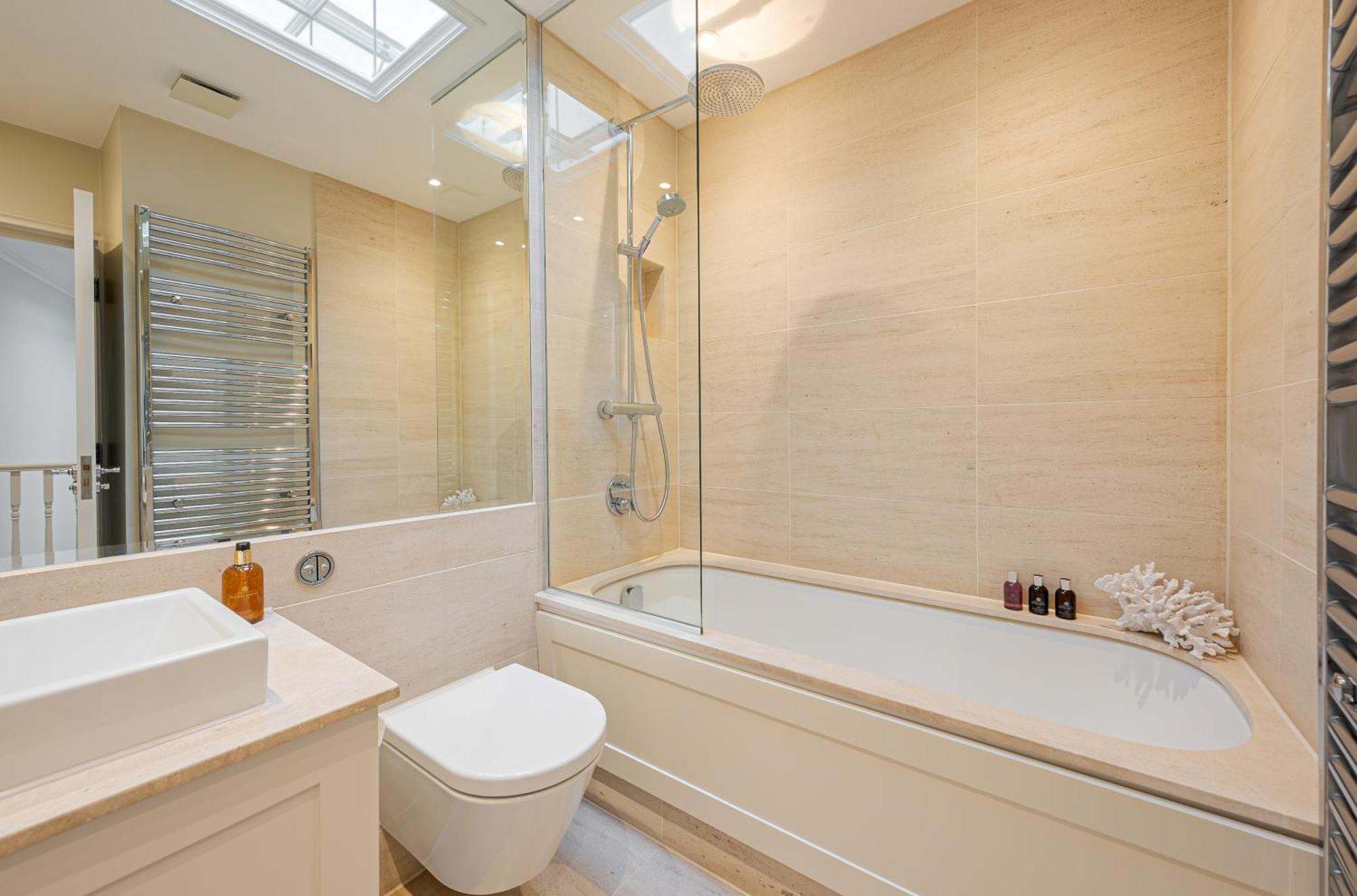 Modern 3 Bedroom Luxury House With Garage In Central London Exterior photo